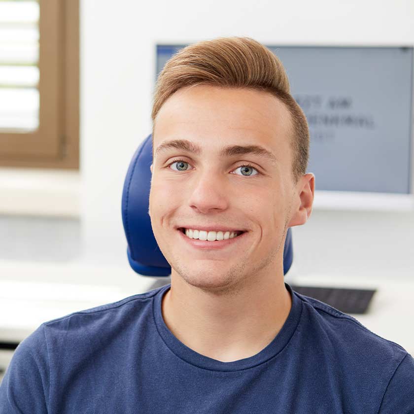 Dr. Schmidt erläutert Patienten Ablauf einer Behandlung an einem Modell