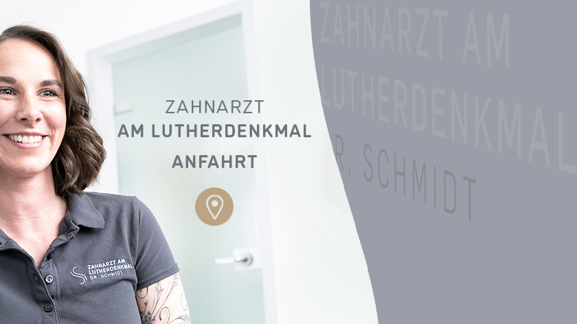 Bild einer Mitarbeitern durch die Praxis laufend mit dem Schriftzug Anfahrt 