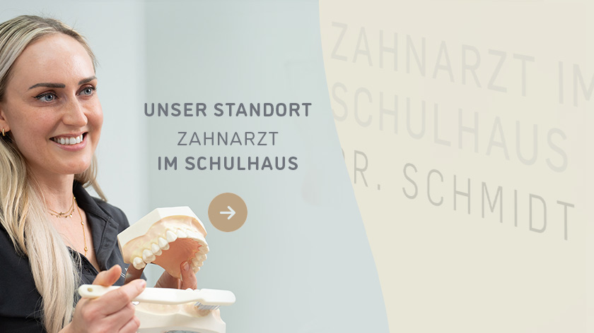 Mitarbeiterin mit künstlichem Gebiss in der Hand
