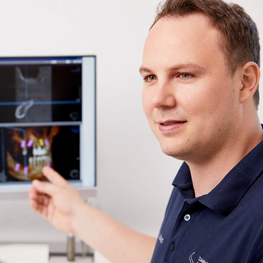 Dr. Schmidt erläutert anhand Röntgenbild die Notwendigkeit einer Wurzelbehandlung