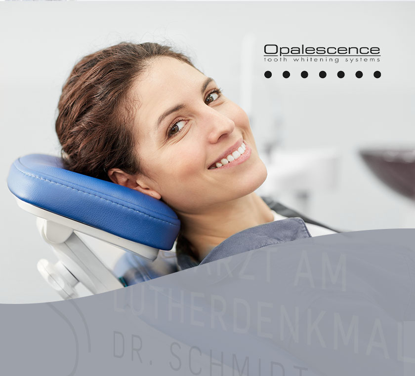 Lächelnde Patientin mit hellen Zähnen auf dem Behandlungsstuhl sitzend