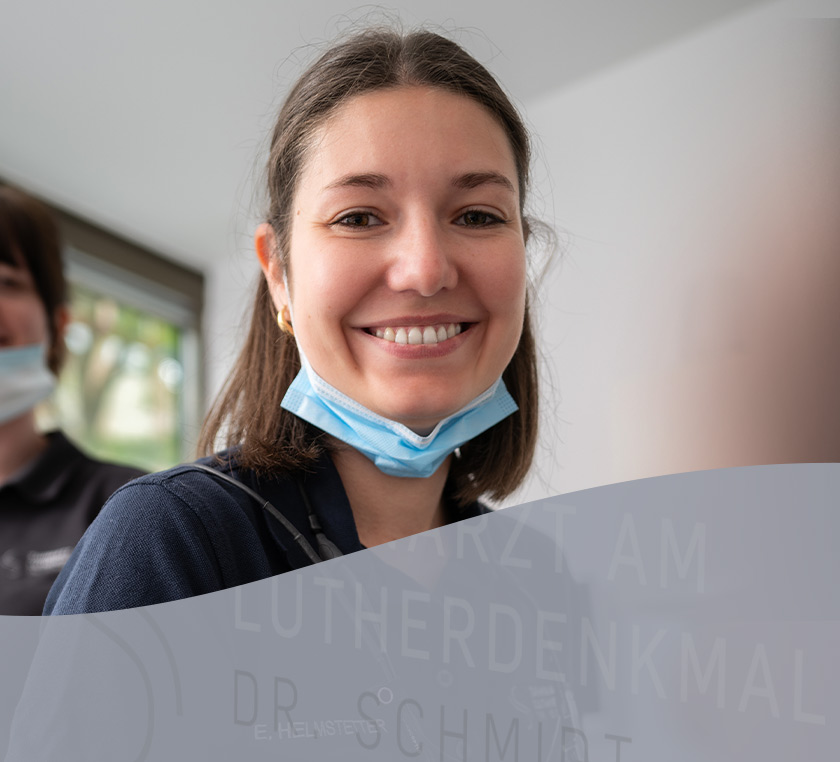 Zahnärztin Eva Helmestetter während der Behandlung einer Patientin.